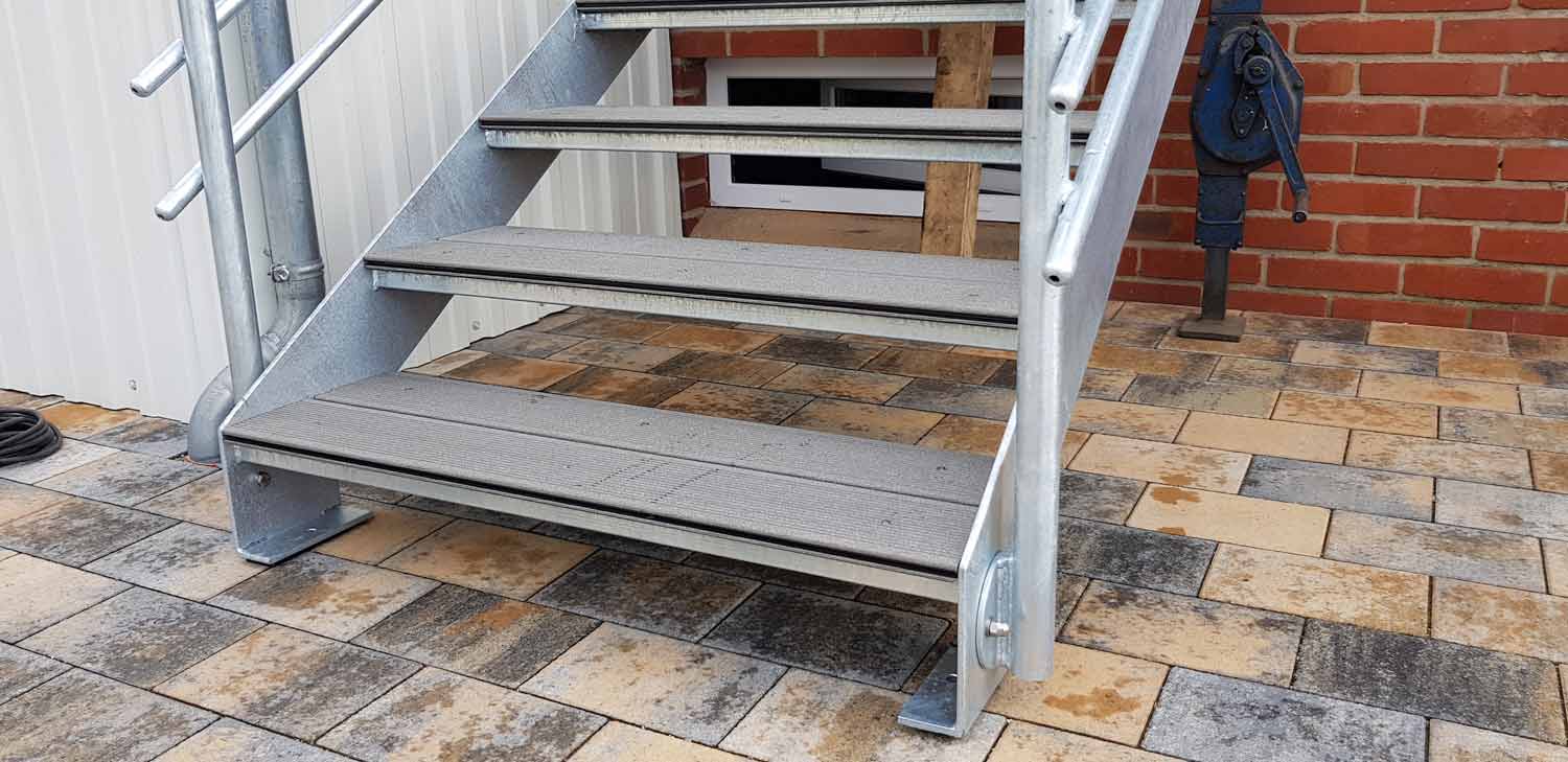 Treppe verzinkt mit WPC-Stufen Hirsch Metallbau